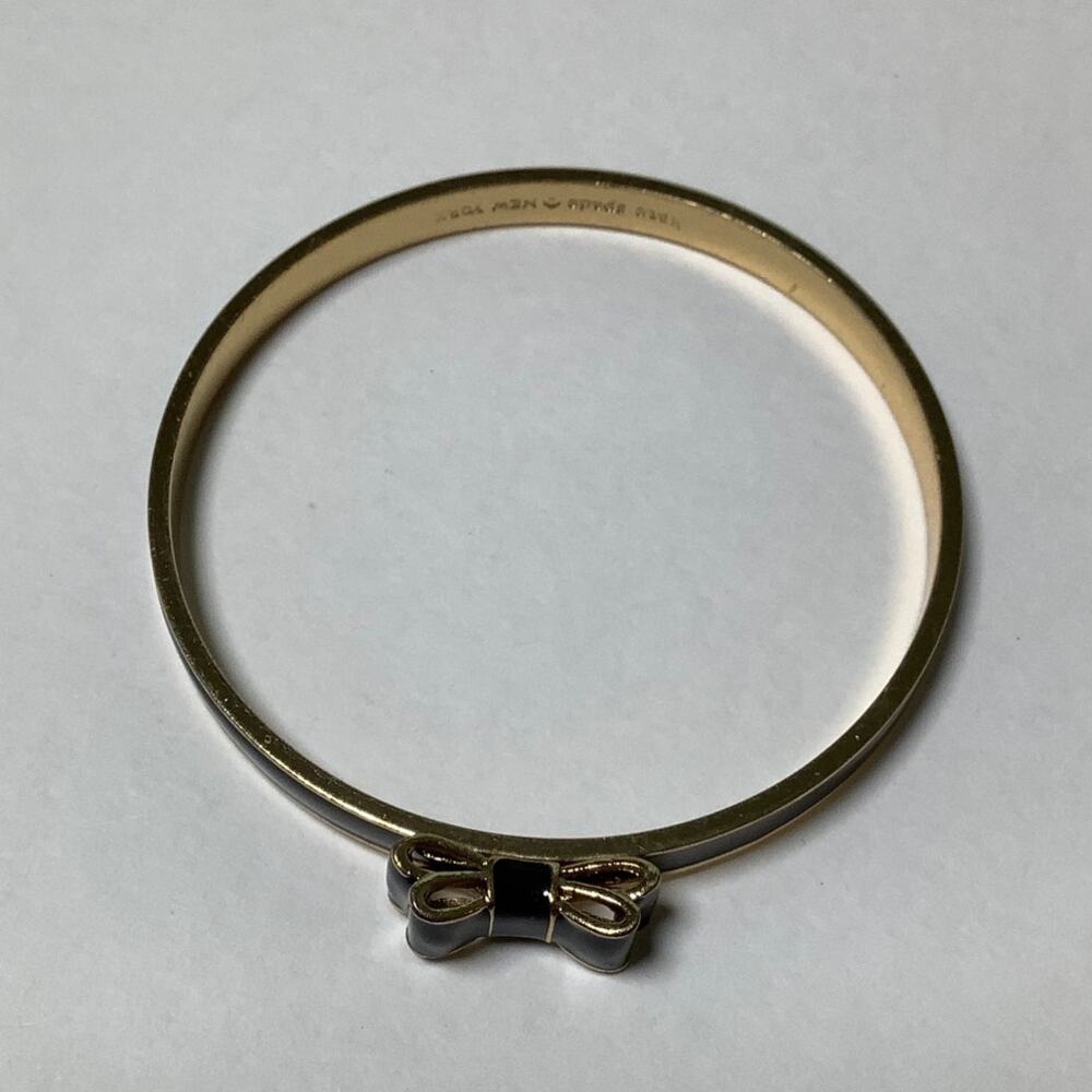 Kate Spade New York Gold Tone Black Enamel Take A Bow Bangle Bracelet E3-19 - Picture 2 of 5